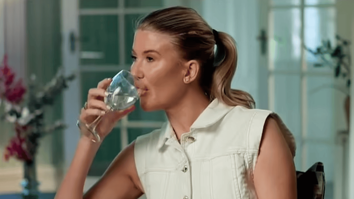 lauren dunn mafs drinking wine